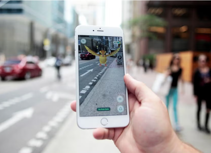 Users encounter Pokémon characters on a game map while walking. Approaching them makes them appear on screen, allowing users to throw Poké Balls to capture and collect different characters.